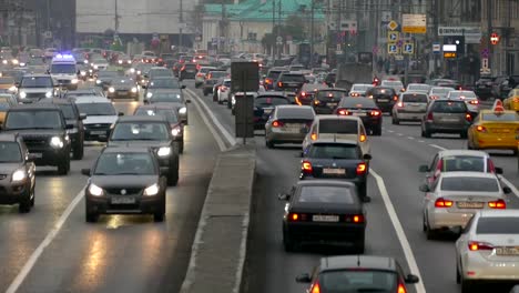 The-flow-of-cars-on-the-street