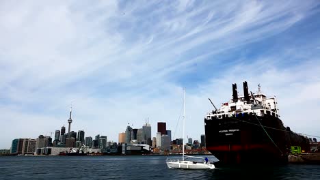 Blick-auf-den-Hafen-von-Toronto-mit-Schiffswrack,-Kanada