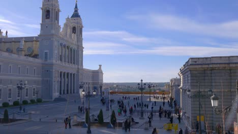 Spanien-Tag-madrid-Königlichen-Palast-und-die-almudena-cathedral-square-4-K