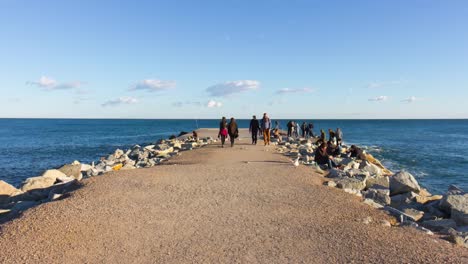 Barcelona-blauer-Himmel-sonnigen-Pier-wenige-Menschen-4-k-Zeitraffer-Spanien