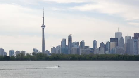 Die-skyline-der-Stadt,-dem-Boot-über-den-See