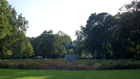 Berlin-Tiergarten-park-monument-in-summer