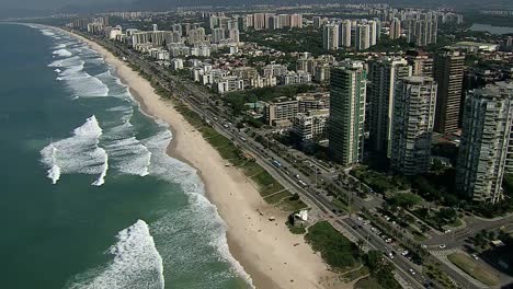 Sobrecarga-Toma-cenital-de-Barra-da-de-Tijuca-playa-con-olas,-Brasil