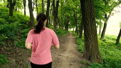 Mädchen-Running-im-Park