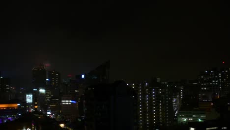 Schwenken-Bewegung-Auckland-Skyline-der-Stadt-in-einer-stürmischen-Nacht