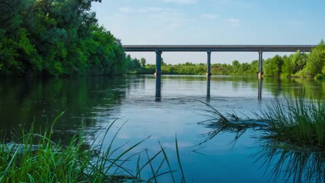 Timelapse-del-puente-sobre-el-río-durante-el-movimiento-de-máquinas-en-el-puente-del-agua-de-primavera-verano