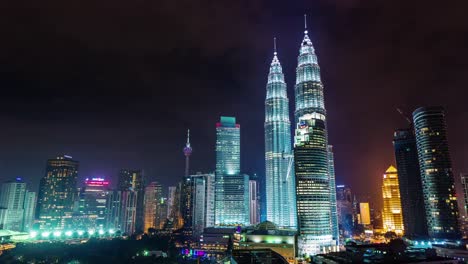 panorama-claro-de-noche-de-famosas-torres-4-tiempo-k-caer-desde-kuala-lumpur