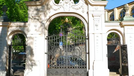 Pared-de-fortaleza-arco-hermoso-blanco-antiguo-y-medieval-del-hierro-labrado