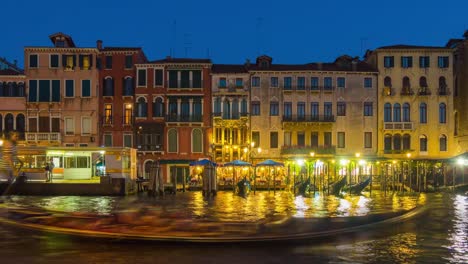 Italia-la-noche-iluminación-Venecia-ciudad-famoso-gran-canal-tráfico-Bahía-panorama-4k-lapso-de-tiempo