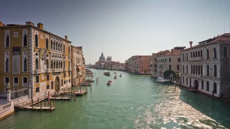 Italien-Grand-canal-Santa-Maria-della-Salute-Basilika-sonnigen-Brücke-Panorama-4-k-Zeit-hinfällig,-Venedig