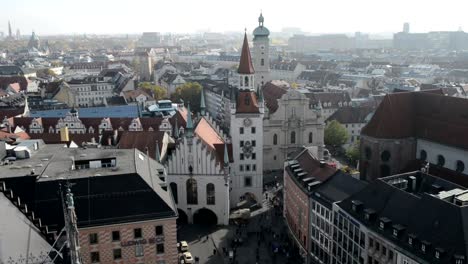 München-mit-seinem-Alte-Rathaus-(altes-Rathaus)-und-Kirche-Heiliggeist-neben-Viktualienmarkt.