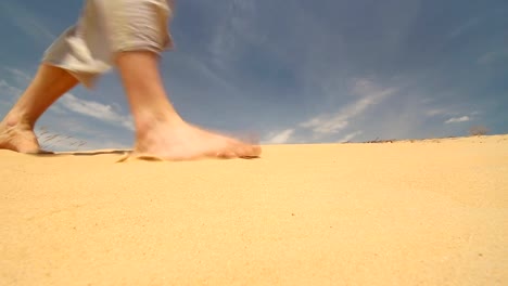 Un-hombre-camina-por-el-desierto