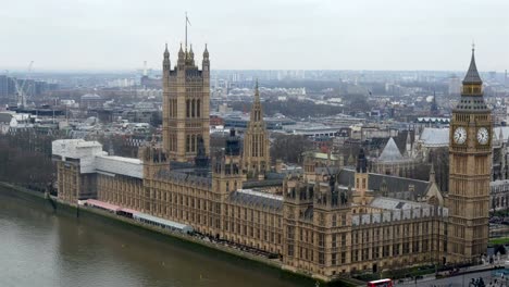 La-vista-trasera-del-Palacio-de-Westminster-en-Londres