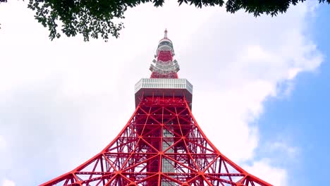 Tokyo-Tower-von-unten-im-blauen-Himmel