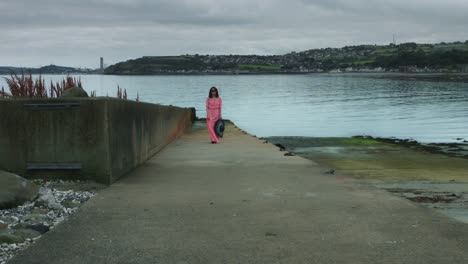 4k-mar-ver-foto-de-una-mujer-caminando-en-el-puerto-de