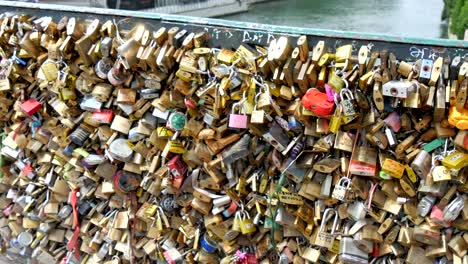 Miles-de-candados-en-el-puente-de-la-cerradura-del-amor