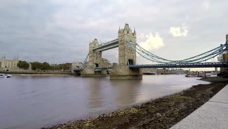 Puente-de-la-torre-y-el-río-Támesis,-Londres-Time-Lapse