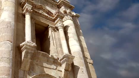 Arco-de-Hadrian-en-Gerasa-(Jerash),-fue-construido-para-honrar-la-visita-del-emperador-Adriano-a-Jerash-en-129/130-D.C.,-Jordania