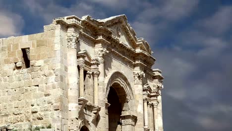 Bogen-von-Hadrian-in-Gerasa-(Jerash)--wurde-gebaut,-um-den-Besuch-des-Kaisers-Hadrian-nach-Jerash-in-129/130-n.-Chr.-Jordan-zu-Ehren