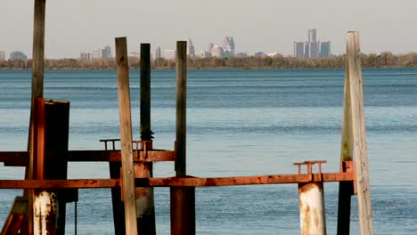 Viejos-muelles-en-el-río-Detroit-Skyline-del-sur