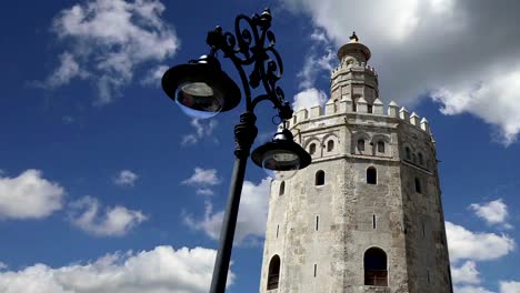 Torre-del-Oro-oder-Golden-Tower-(13.-Jahrhundert),-eine-mittelalterliche-arabische-militärische-dodecagonal-Wachturm-in-Sevilla,-Andalusien,-Südspanien