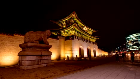 Time-lapse-of-Gwanghwamun-Gate-and-traffic-at-night-in-Seoul,South-korea.