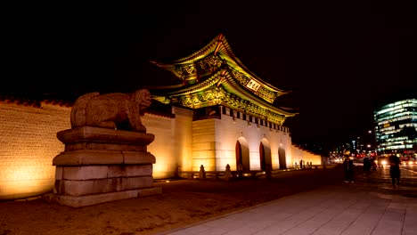 Zeitraffer-Gwanghwamun-Tor-und-Verkehr-in-der-Nacht-in-Seoul,-Südkorea.