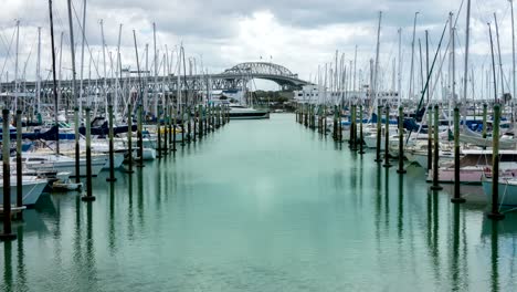 Time-Lapse-Auckland-Harbour-Bridge-reflektieren-Westhaven-Marina-in-Auckland