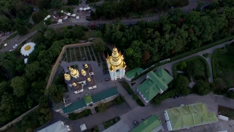 Luftaufnahme-des-Kiewer-Höhlenkloster-Lawra-Kloster,-Ukraine.-Video-4k