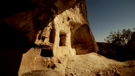 Panorama-roca-tallada-cuevas-y-figuras-en-la-provincia-de-Mersin-emblemático-de-nichos-Adamkayalar-Turquía