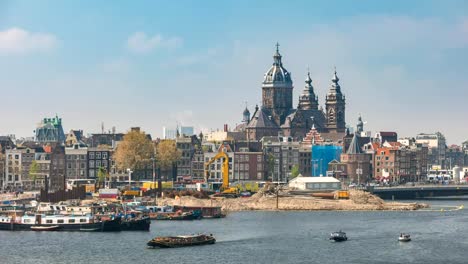 Amsterdam-Stadt-Skyline-Timelapse-mit-der-Basilika-des-Heiligen-Nikolaus,-Amsterdam,-Niederlande,-4-K-Zeitraffer