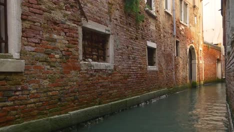 Italia-Venecia-ciudad-día-tiempo-edificio-de-ladrillo-muralla-panorama-del-canal-4k