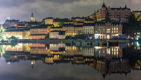 Stockholm-Stadt-Architektur-Gebäude-in-der-Nacht-4K-Zeitraffer.-Sodermalm-Stadtbild-Bezirk,-Spiegelungen-im-Wasser