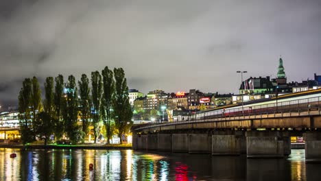 Stockholm-Stadt-Eisenbahnbrücke-und-Wasser-4K-Zeitraffer.-U-Bahn-Züge-vorbei,-Stadtbild-Hintergrund