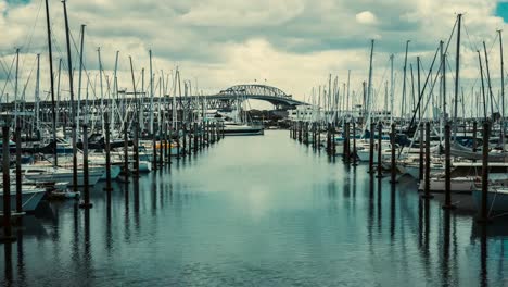 Tiempo-lapso-Auckland-Harbour-Bridge-que-refleja-en-Westhaven-Marina-en-Auckland