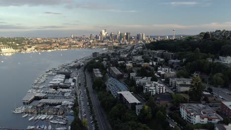 Sonnigen-Antenne-des-Lake-Union-und-Skyline-von-Seattle-mit-Hochhaus-Gebäuden