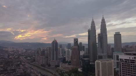 Luftaufnahmen---Petronas-Towers-bei-Sonnenaufgang.-Flache-Farbprofil.