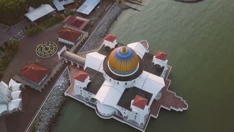 Aerial-Footage---Sunrise-at-a-mosque,-The-Melaka-Straits-Mosque