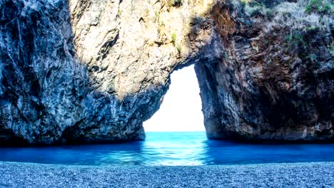 San-Nicola-Arcella,-Arco-Magno-Strand-und-Felsen,-Süditalien,-Kalabrien,-Zeitraffer