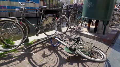 Una-de-las-muchas-bicicletas-aparcadas-en-las-barandillas-del-puente