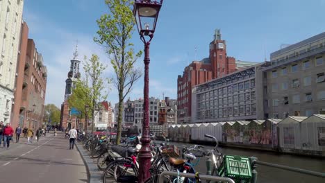 Blick-auf-die-Stadt-Scape-des-Amsterdam-und-des-großen-Kanals