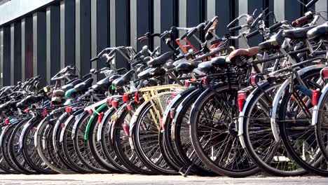 Aparcamiento-de-bicicletas-en-la-ciudad-de-Amsterdam,-una-ciudad-de-ambiente-ciclista,-4K