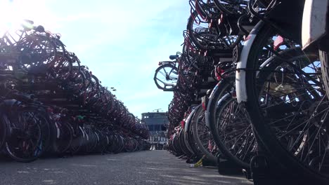 Aparcamiento-de-bicicletas-en-la-ciudad-de-Amsterdam,-una-ciudad-de-ambiente-ciclista,-4K