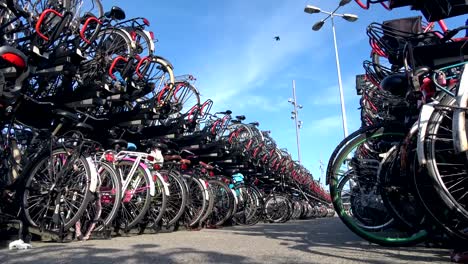 Fahrrad-Parkplatz-in-der-Stadt-Amsterdam,-eine-fahrradfreundliche-Stadt,-4K