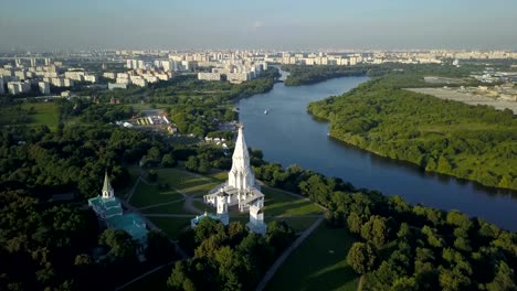 Volar-sobre-Kolómenskoye-parque-y-el-río-de-Moscú