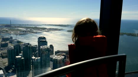 Kleines-Mädchen-Blick-auf-Toronto-Downtown-und-Ontario-See-aus-der-Vogelperspektive