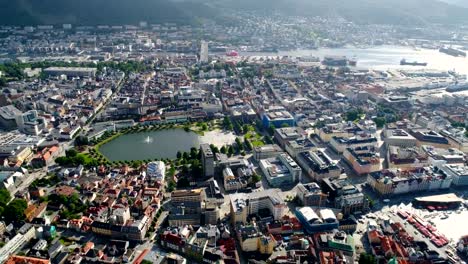 Bergen-ist-eine-Stadt-und-Gemeinde-in-Hordaland-an-der-Westküste-von-Norwegen.-Bergen-ist-die-zweitgrößte-Stadt-in-Norwegen.