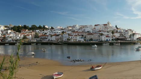 Panorama-Panamericana-desde-un-acantilado-en-Ferragudo,-Portugal