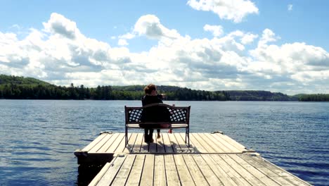 Madre-y-el-niño-sentados-junto-a-un-lago-3