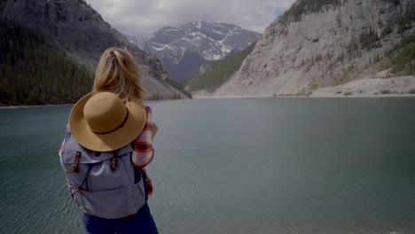 Oung-Frau-Wanderer-suchen-am-Bergsee